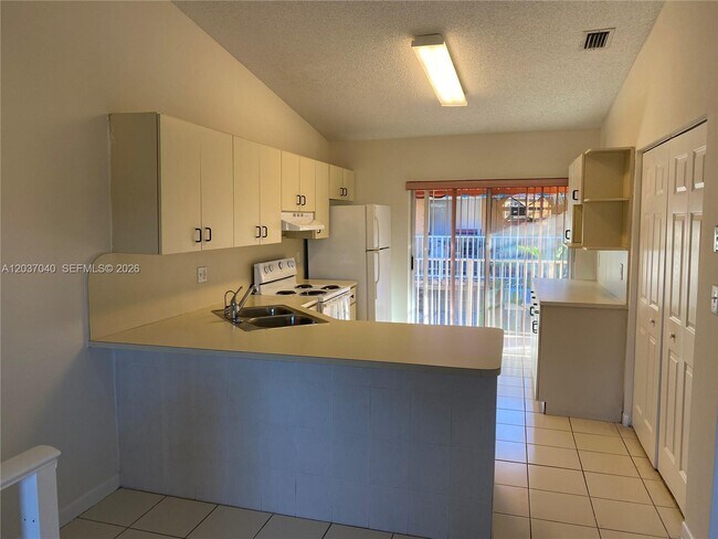 Foto del edificio - 3566 W 80th St