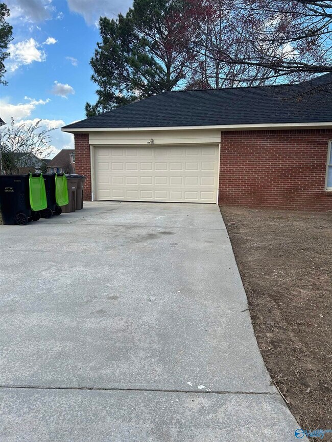 Building Photo - 1813 Kathy Ln Ct S W