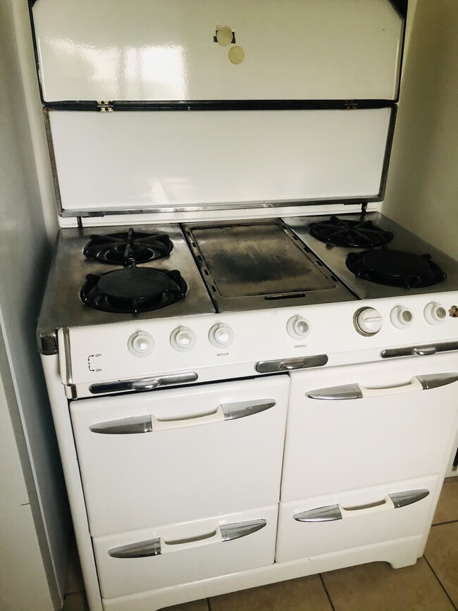 Vintage stove - 7002 Kittyhawk Ave