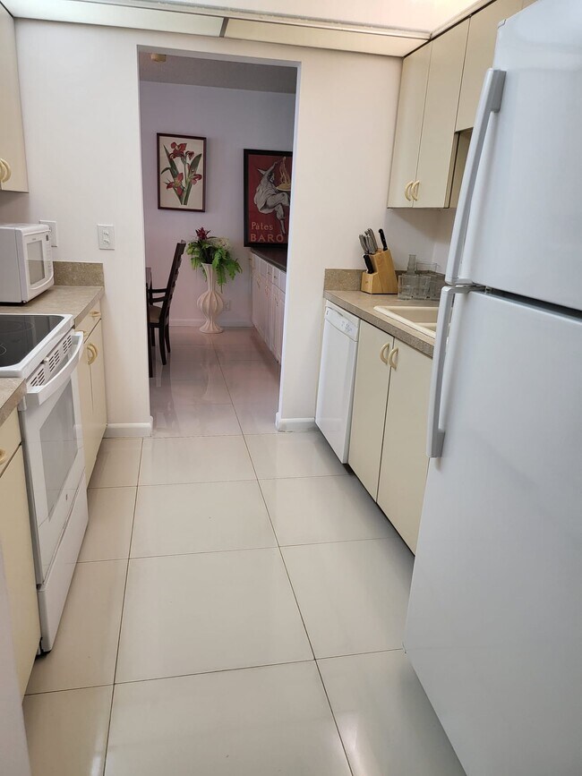 Building Photo - 5440 N Ocean Dr