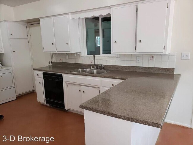 Building Photo - Gorgeous Sam Hughes / UofA Area Home - 3bd...