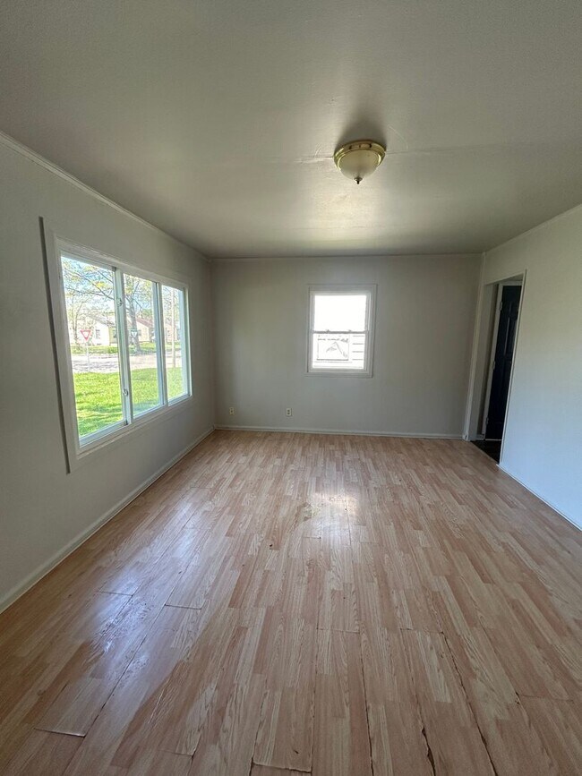 Building Photo - 4505 S Park Dr