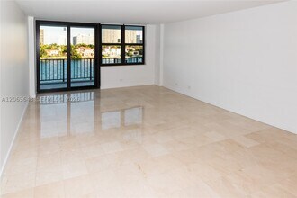 Building Photo - 10101 E Bay Harbor Dr