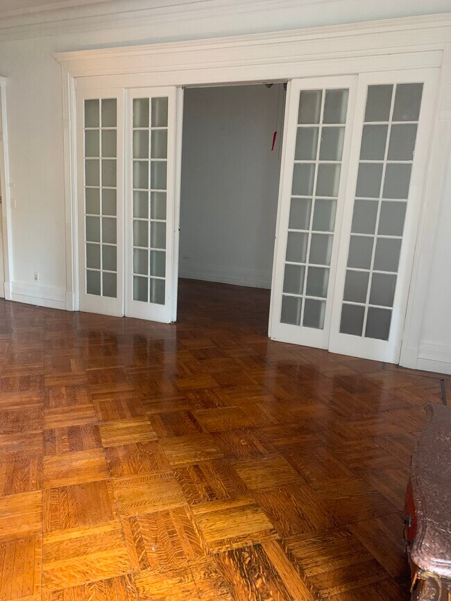 Sliding doors to king sized bedroom - 136 Joralemon St