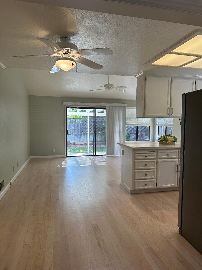 Foto del edificio - 4331 Montmorency Ct