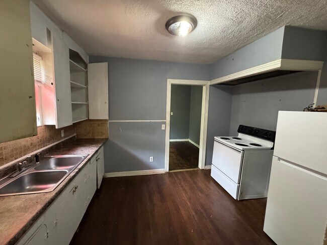 Building Photo - Large 3 Bedroom House