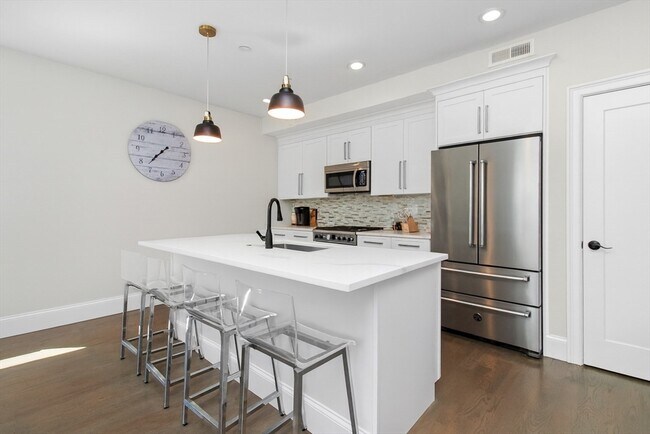 Building Photo - 2 Elm St