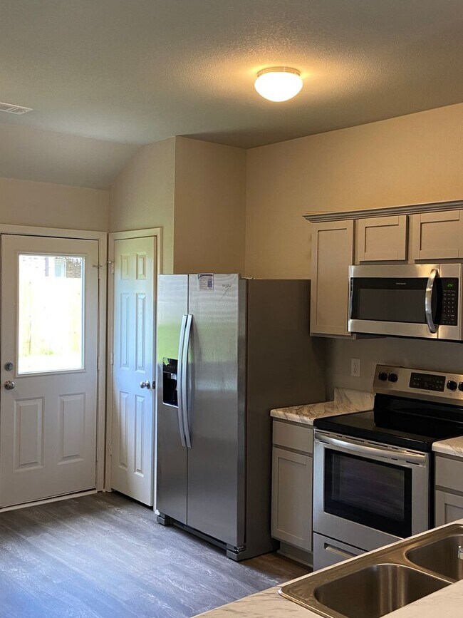 Building Photo - *Pre-leasing* Three Bedroom | Two Bath Hom...