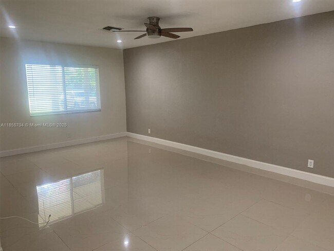 Foto del edificio - 4060 NW 110th Ave