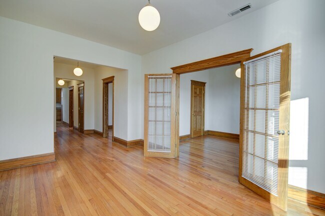 Building Photo - 848 W Waveland Ave