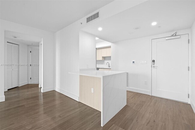 Building Photo - 1500 Bay Rd