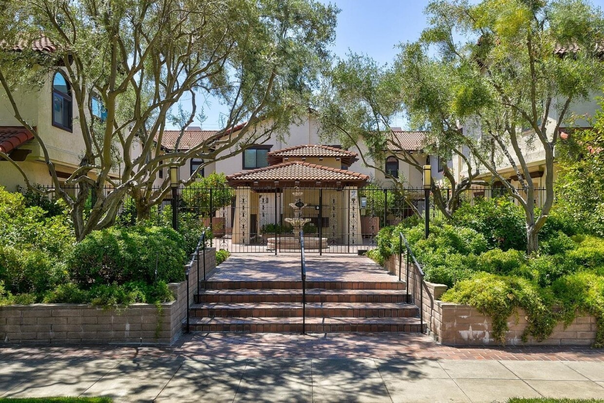 Primary Photo - Meticulous 2 Bed 2.5 Bath End Unit Townhom...