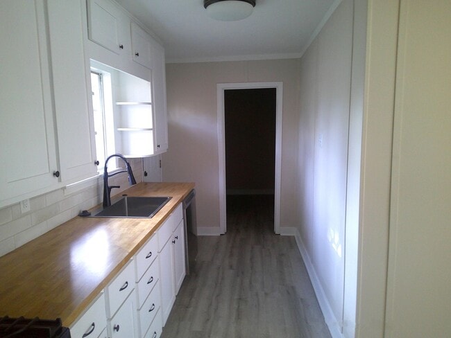 Building Photo - MOVE IN SPECIAL!**** 1/2 OF 1ST MONTH RENT...