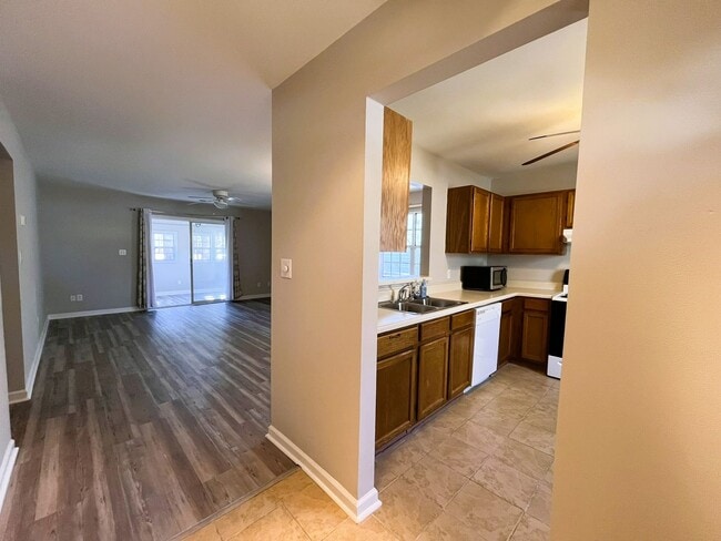 Building Photo - 2 Bedroom, 1.5 Bath Remodeled Home in St. ...