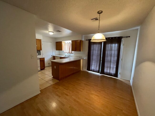 Foto del edificio - 3 BEDROOM HOME ON HUGE LOT WITH SOLAR  INCLUDED!