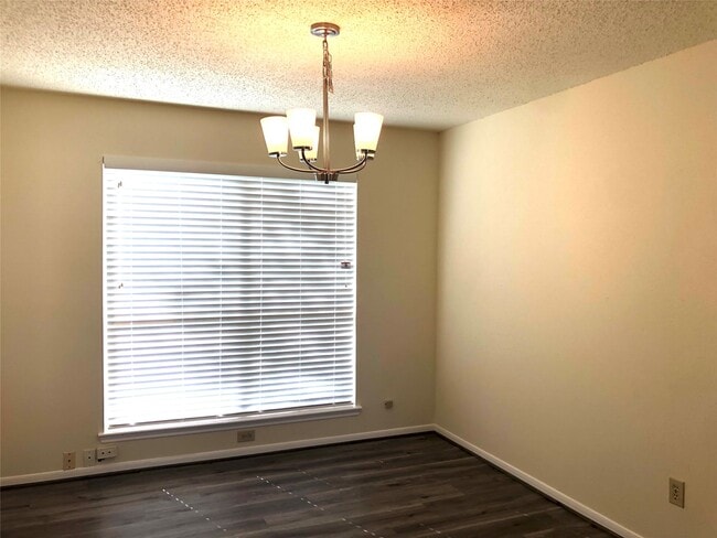 Foto del edificio - 4819 Sunshine Dr