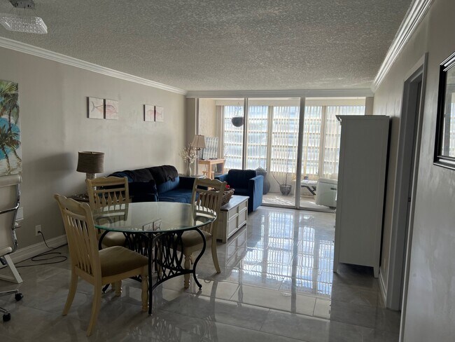 Foto del edificio - 8360 Sands Point Blvd