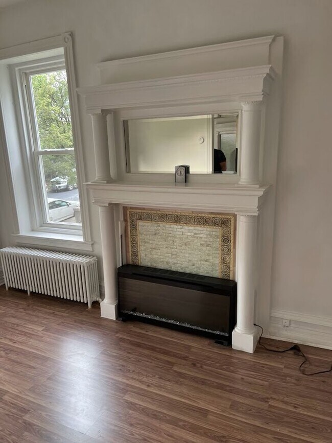 Building Photo - Spacious 4/5 Bedroom Home