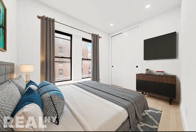 Foto del edificio - 704 Eighth Avenue