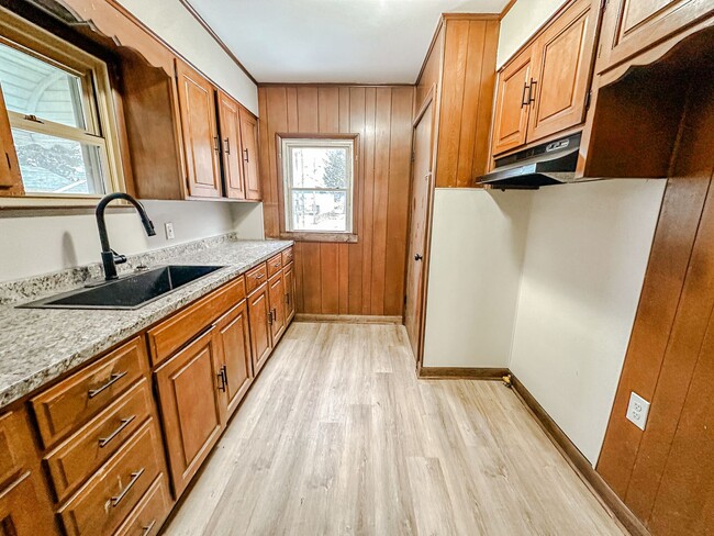 Building Photo - 2 Bedroom home for rent on east side of Toledo! Updated, clean, and very nice!