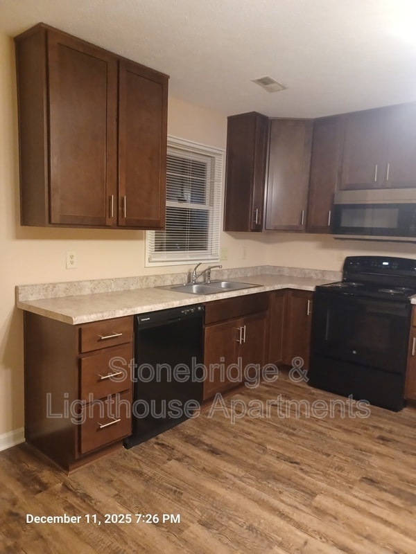 Foto del edificio - 4808 Clover Park Dr