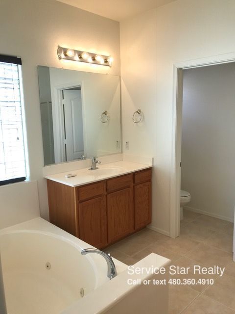 Building Photo - 12922 W Glenrosa Dr