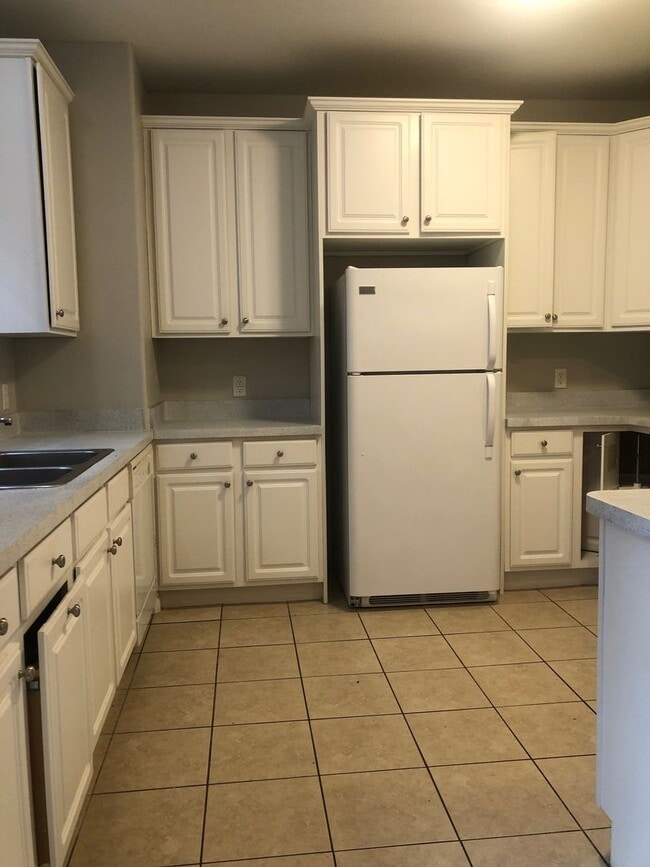 Building Photo - DERBY VILLAGE TOWNHOUSE