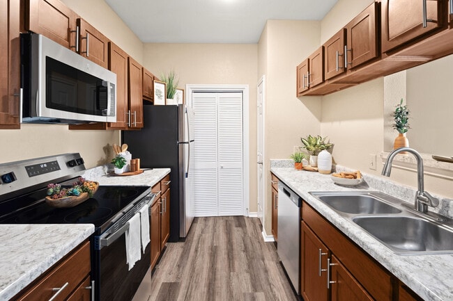 Building Photo - Stoneybrook Apartments & Townhomes