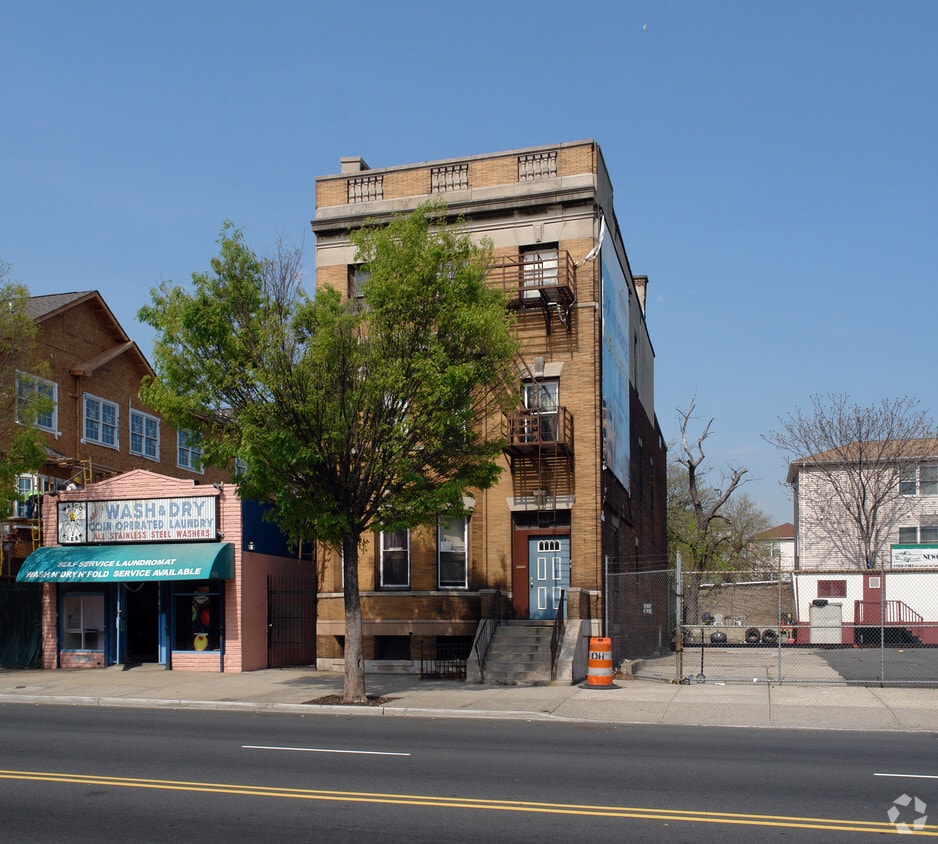 Building Photo - 1163 Broad St