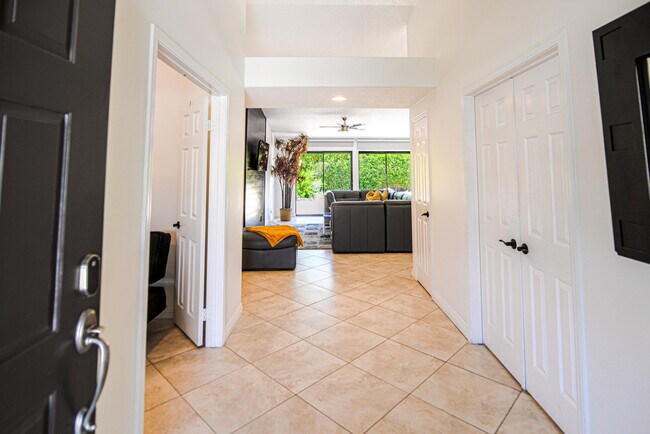 Foto del edificio - 74830 Waring Ct