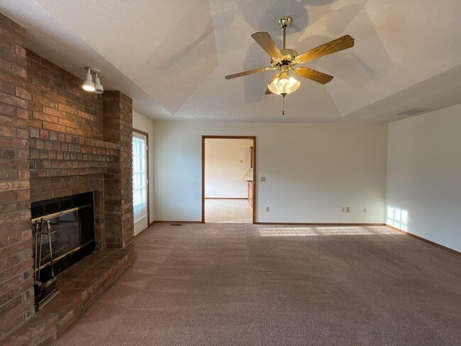 Building Photo - 903 Erin Ct