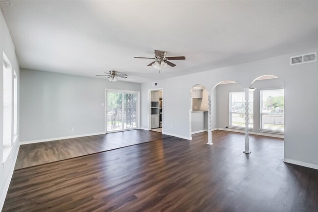 Foto del edificio - 5922 Fairdale Ln