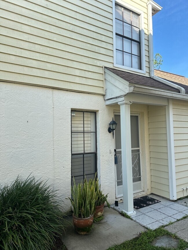 Building Photo - NORTHDALE TOWNHOUSE OVERLOOKING GOLF COURSE