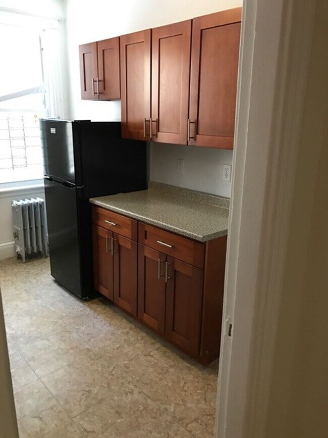 Foto del edificio - Huge 2 bedroom unit with a porch in Brighton.
