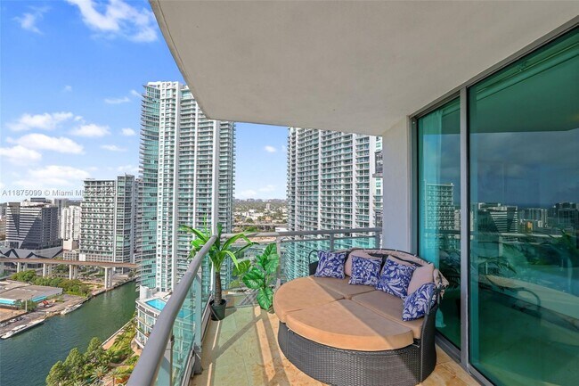Foto del edificio - 350 S Miami Ave