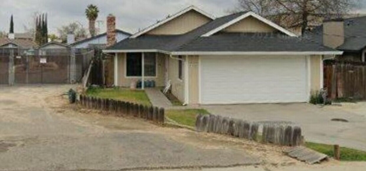 Primary Photo - Beautiful Single Story Home Ready To Be Ca...