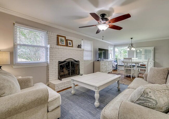 Foto del edificio - 2434 Brentwood Pl