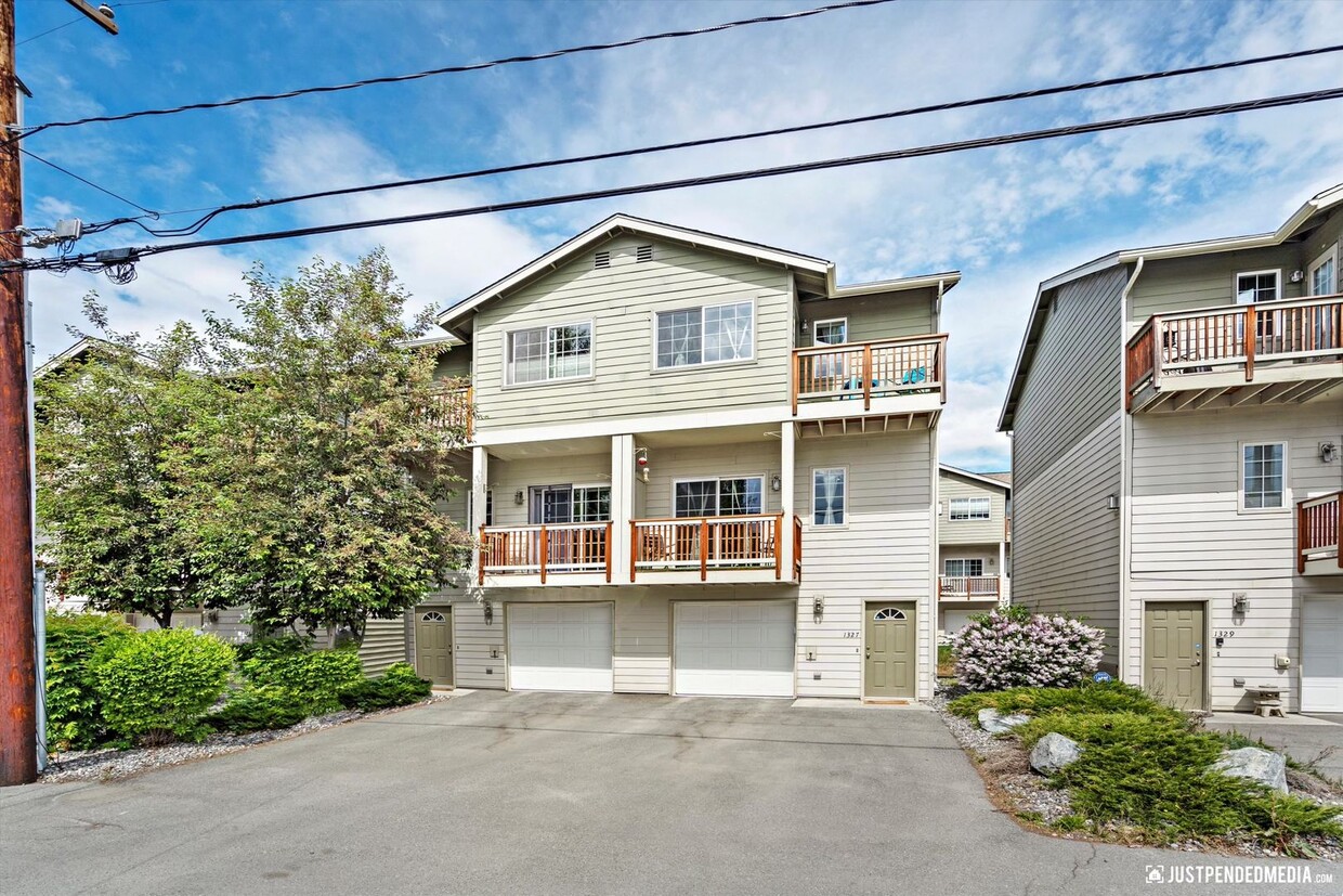 Foto principal - Modern & Stylish Townhome!