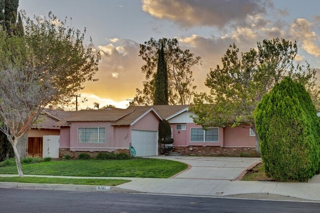 Foto del edificio - 9767 Rhea Ave