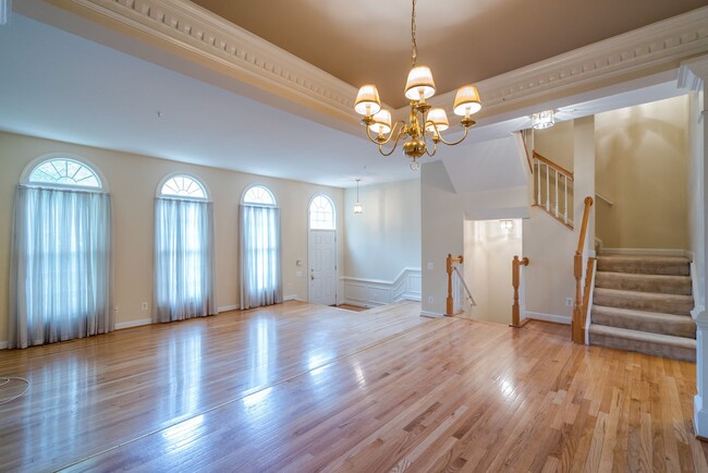 Building Photo - Palatial 4 Level 3 Bedroom 4.5 Bathroom Br...