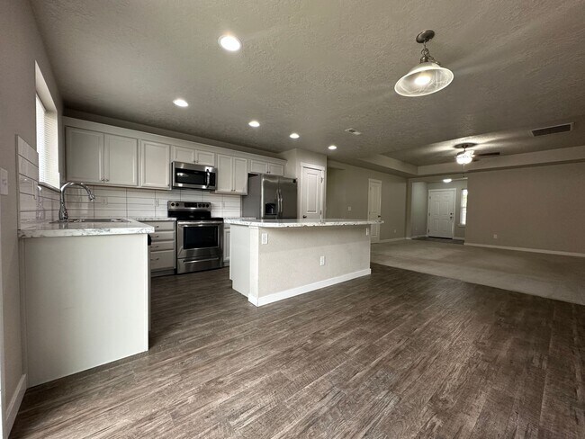 Foto del edificio - 3bed, 2bath, 1452sq.ft. 2-car garage home ...