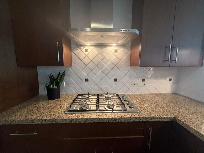 Foto del edificio - Upscale 2 Bed 2 Bath with Floor-to-Ceiling Windows and Stunning City Views