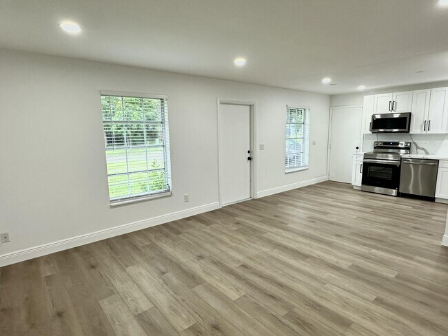 Building Photo - 153 SE Calmoso Dr