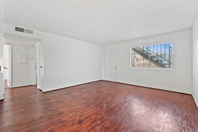 Foto del edificio - 2-Bedroom 1st-Floor Apartment – Move In To...