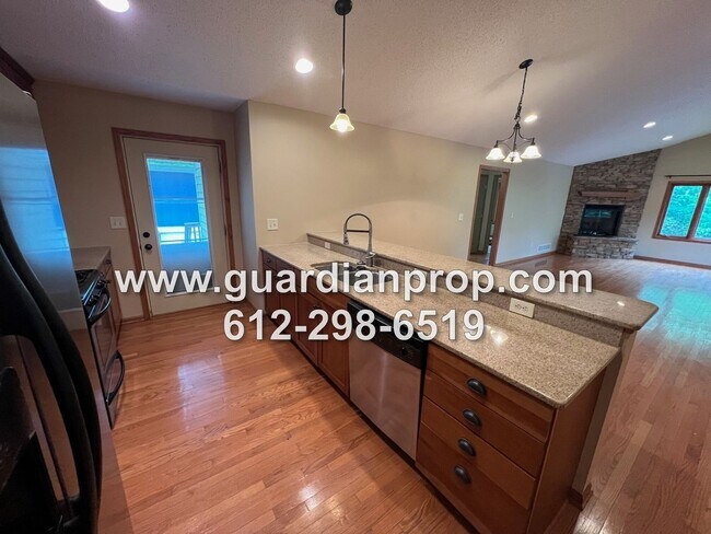 Foto del edificio - Mahtomedi House Available Now, Open Floor Plan, Master Suite, 2 Fireplaces, Deck