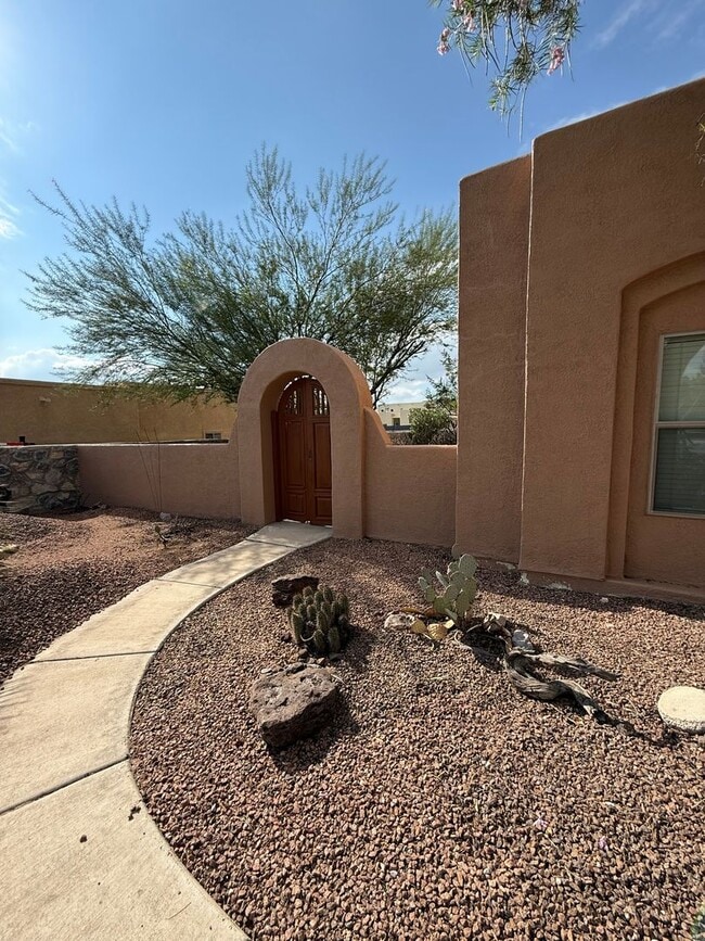 Building Photo - Beautiful 3 Bedroom Home! Available Now!