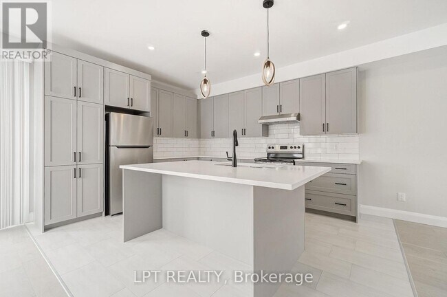 Building Photo - 383-383 Brant St