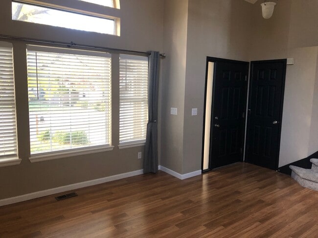 Building Photo - 5870 S Rock Creek Dr