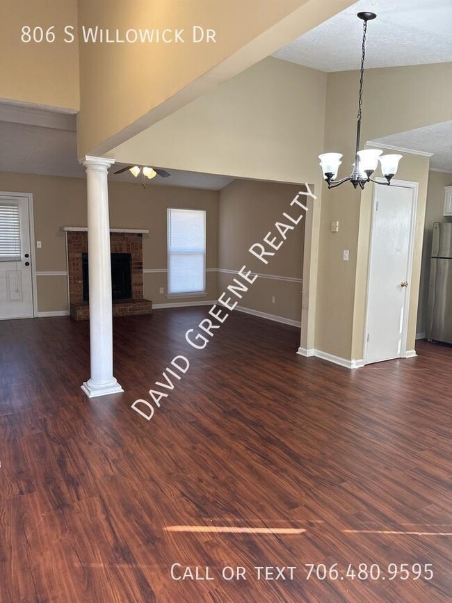 Building Photo - 806 S Willowick Dr