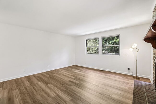 Building Photo - Charming Ranch Style Home With Spacious Basement in Brookhaven